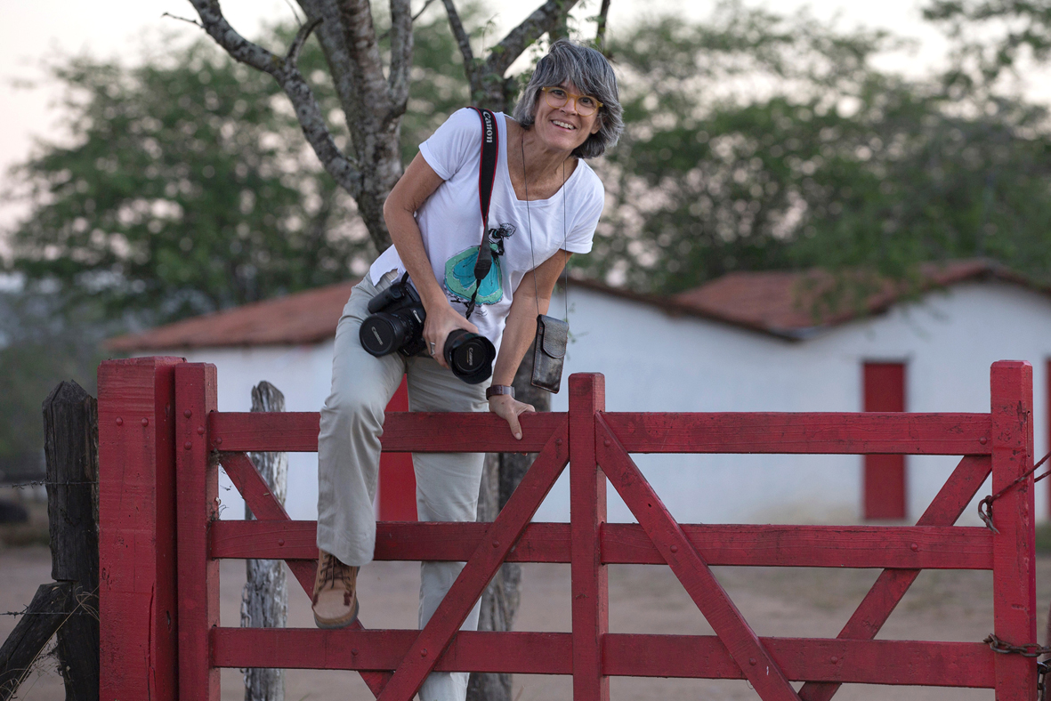 Fotógrafa Roberta Guimarães correndo do boi em Sào Bento do Una (PE), foto: Luciana Dantas (@retrographie)