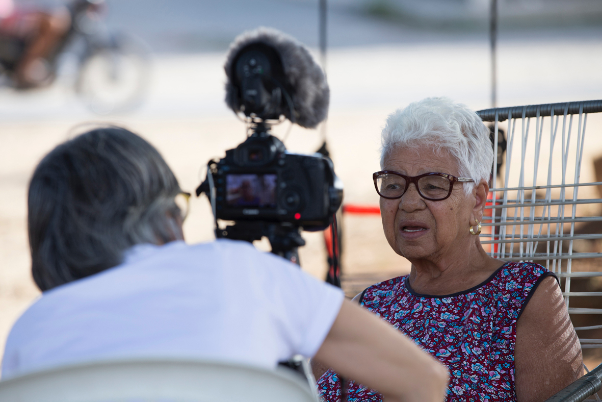 Entrevista com dona Felomena sob o Tamboril plantado por ela em São Bento do Una (PE), foto: Luciana Dantas (@retrographie)