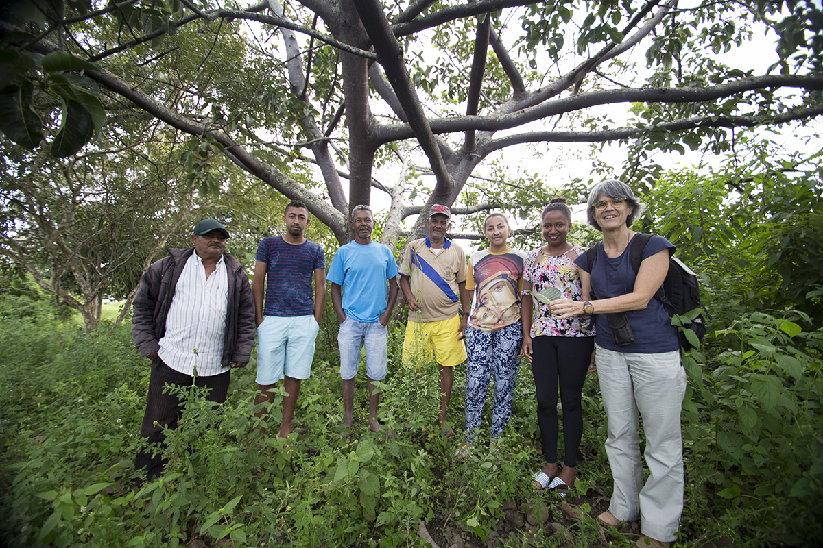 Grupo da comunidade quilombola de castanhinho sob a gameleira, foto: Luciana Dantas (@retrographie)